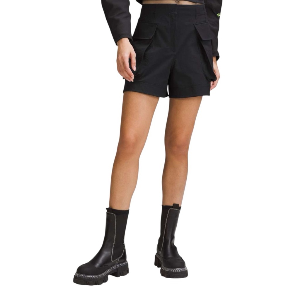 Like-New Lululemon Women’s Relaxed-Fit Super High Rise Cargo Short 4” in Black
